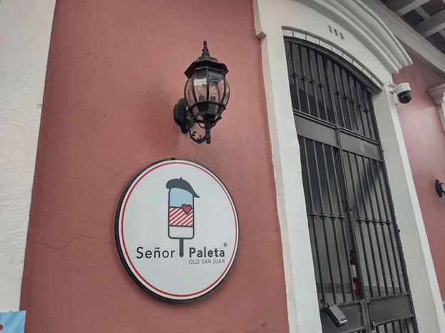 Our tour ended with sweet treats from Senor Paleta. (Photo by Jenna Buege)